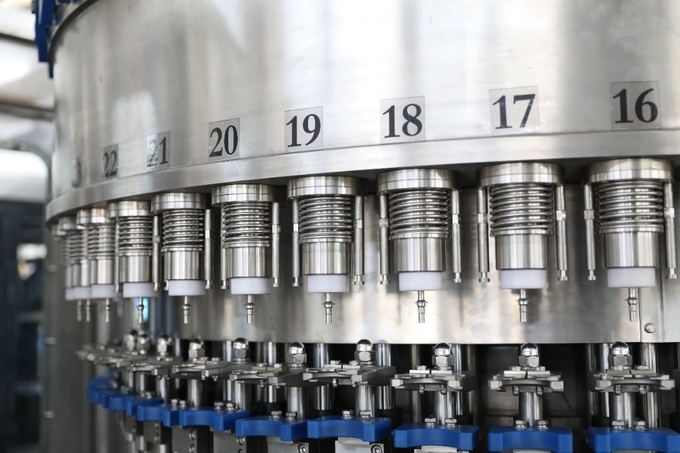Macchina di rifornimento liquida professionale di coperchiamento di riempimento automaticamente di salto di Combiblock
